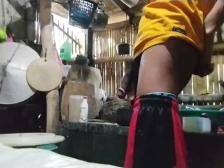 Salsal ng burat habang kausap si nanay (masturbating while talking to mom)