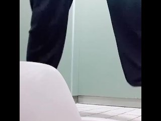 和式トイレでおしっこマンコ丸見え(*´ω`*)