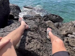 Gorgeous readhed fucked on the beach between the rocks