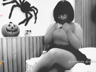 Halloween Velma zombie cosplay playing the red light green light game anal buttplug