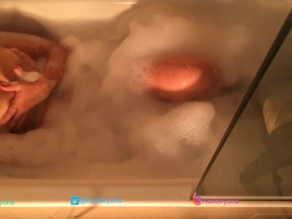 Bath routine, waxing and oil (a sample of my exclusive content)