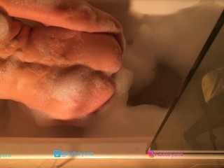 Bath routine, waxing and oil (a sample of my exclusive content)