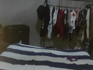 espiando a mi cuñada en su cuarto mientra se esta cambiado de ropa me encanta verle enorme culo