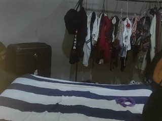 espiando a mi cuñada en su cuarto mientra se esta cambiado de ropa me encanta verle enorme culo