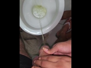 Helping my male to piss and Kissing a piss dick (Bônus) 04/08/2023