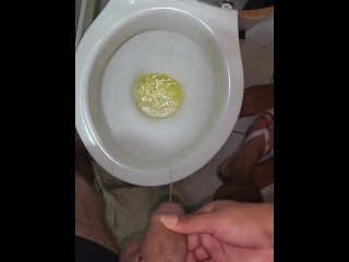 Helping my male to piss and Kissing a piss dick (Bônus) 04/08/2023