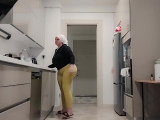 my big ass stepmom caught me watching at her ass