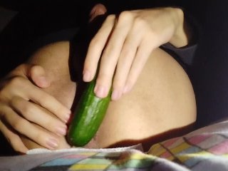 Горячая транс шлюха разрывает свою киску толстым огурцом и кончает на себя
