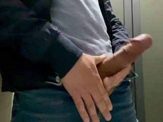 Wanking in an office restroom + cumshot