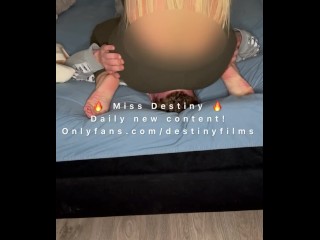 Full weight facesitting and feet domination slave. Full vid. on OF/destinyfilms