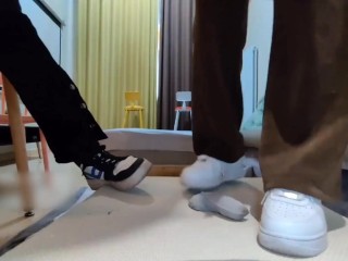 两女学生运动鞋棉袜踩鸡巴