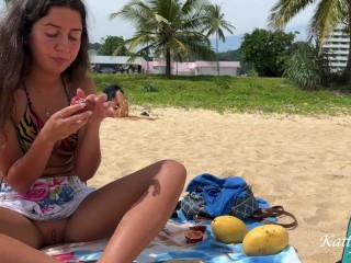 Девушка ест фрукты без трусиков на публичном пляже - Публичный Засвет Киски