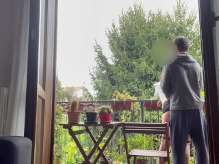 Scopata sul balcone. Veniamo beccati dai vicini. Sborrata dentro 😈😈😈