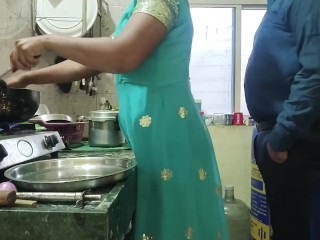 Desi bhabhi kitchen me khana bana Rahi thi tabhi uska pati Aya or chod diya