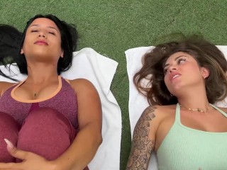 Falsos entrenadores se follan a latinas en una clase de yoga - Sara Blonde y Stefany Star -Pee y cum