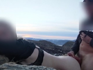 Tinder date ends with sex in public on hiking trail