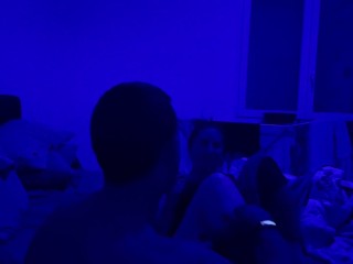 Tutti in sala noi giriamo un video con luce blu(lei gode tantissimo)amatoriale italiano