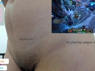 Jugando LoL y metiendo mi dildo por mi culo suavemente (es muy grande) | Chaturbate - VaioletUwU