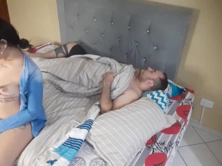 Me masturbo al lado de mi hermanastro, el se da cuenta y termina follándome