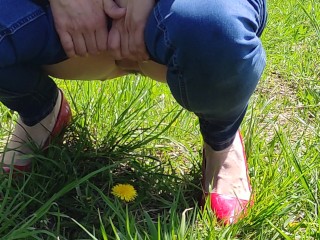 Anna Perv pee on fied.....