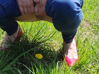 Anna Perv pee on fied.....