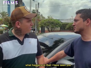Morena mototaxista chupando y follando en el primer servicio de UberSex Colombia por Sara Films