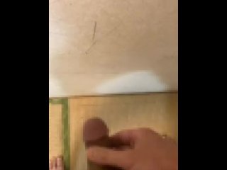 小太り男性が集合住宅の壁の近くで喘ぎ声を発しながらオナニーをする (#^^#)