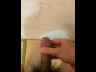 小太り男性が集合住宅の壁の近くで喘ぎ声を発しながらオナニーをする (#^^#)