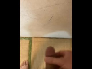 小太り男性が集合住宅の壁の近くで喘ぎ声を発しながらオナニーをする (#^^#)