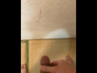 小太り男性が集合住宅の壁の近くで喘ぎ声を発しながらオナニーをする (#^^#)