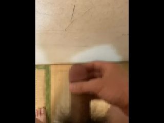 小太り男性が集合住宅の壁の近くで喘ぎ声を発しながらオナニーをする (#^^#)