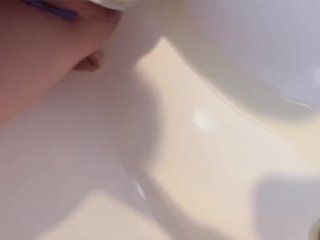 つま先立ちでおしっこ我慢出来ずにおもらししちゃうスレンダー美乳なお姉さんｗｗｗ