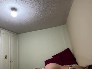 Mi jefe me encuentra jugando en un viaje de negocios y me termina follando (mira cm sale mi leche)