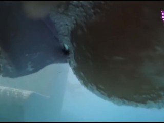 CHICa REAL en SPA da una paja loca bajo el agua al EXTRANJERO caliente