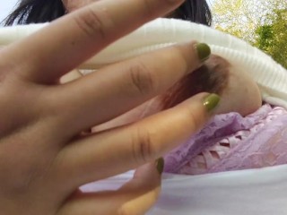 おっぱいを露出しながら散歩する日本人女性は、通行人に気が付いて光の速さでおっぱいを隠す