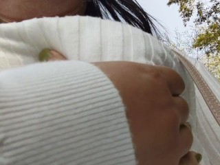 おっぱいを露出しながら散歩する日本人女性は、通行人に気が付いて光の速さでおっぱいを隠す