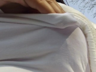 おっぱいを露出しながら散歩する日本人女性は、通行人に気が付いて光の速さでおっぱいを隠す