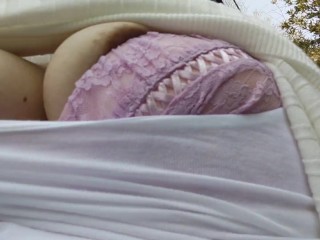 おっぱいを露出しながら散歩する日本人女性は、通行人に気が付いて光の速さでおっぱいを隠す