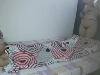 LA CACHONDA DE MI CUÑADA SE METE A MI HABITACION PARA SACARME TODA LA LECHE CON SU RICO COÑO