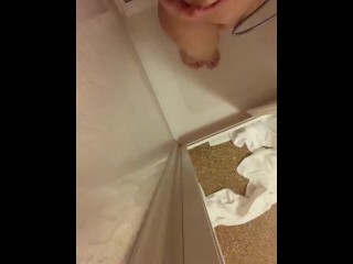 a girl with a huge ass brings herself to orgasm in the shower