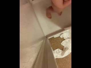 a girl with a huge ass brings herself to orgasm in the shower