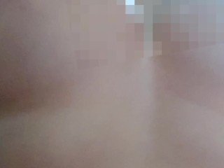 CHICA DE GRANDES PECHOS SE MASTURBA, LE SALE FLUJO DE LA VAGINA