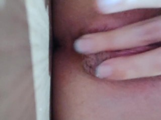 CHICA DE GRANDES PECHOS SE MASTURBA, LE SALE FLUJO DE LA VAGINA