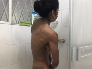 Mi hermanastra hace una videollamada cuando es hora de bañarse, esta muy caliente