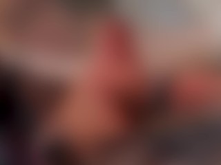 moglie italiana sega un cazzo nel bagno pubblico e gli rovina l'orgasmo con sborrata nel lavandino