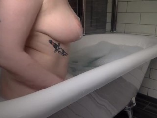 filling both my holes in the bath 💦💙