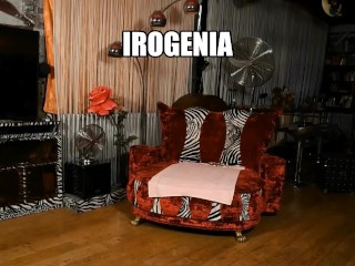 Nympho joue avec sa chatte et son cul et jouit devant son caméraman