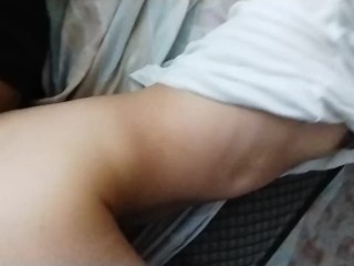 💦 Le guardo su leche al novio de mi amiga