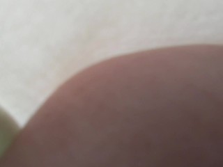 野外で、服の下から大きいおっぱいを覗き見♥️