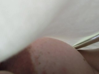 野外で、服の下から大きいおっぱいを覗き見♥️